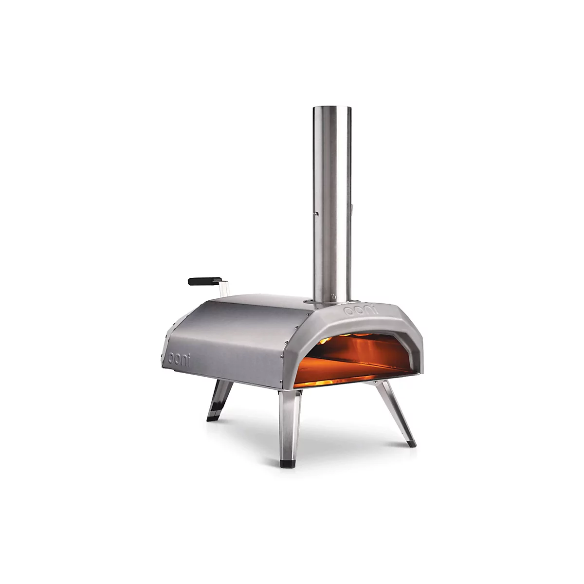 Ooni Pizzaofen aus Edelstahl mit brennender Flamme im Inneren vor weißem Hintergrund.
