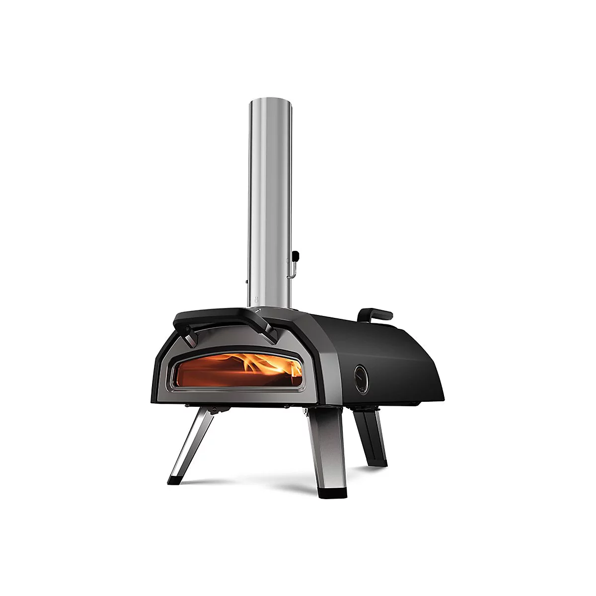 Moderner, schwarzer Pizzaofen mit Edelstahl-Schornstein und sichtbarem Feuer im Backraum auf weißem Grund.