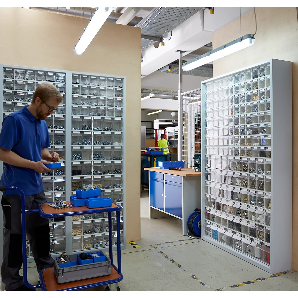 Opbergbakkast, volume 635 l, 154 uitneembare opbergboxen met verzonken greep, B 1270 x D 250 x H 2000 mm, l.grijs/transparant