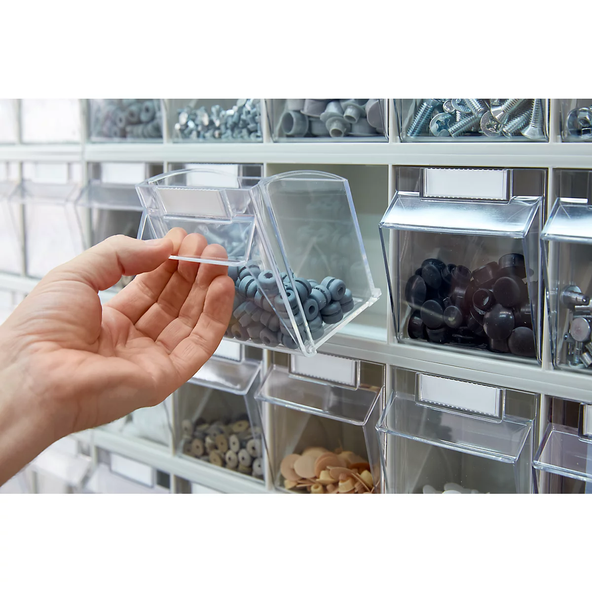 Opbergkast, inhoud 333 l, 61 uitneembare kantelbakjes met verzonken greep, B 665 x D 250 x H 2000 mm, lichtgrijs/transparant