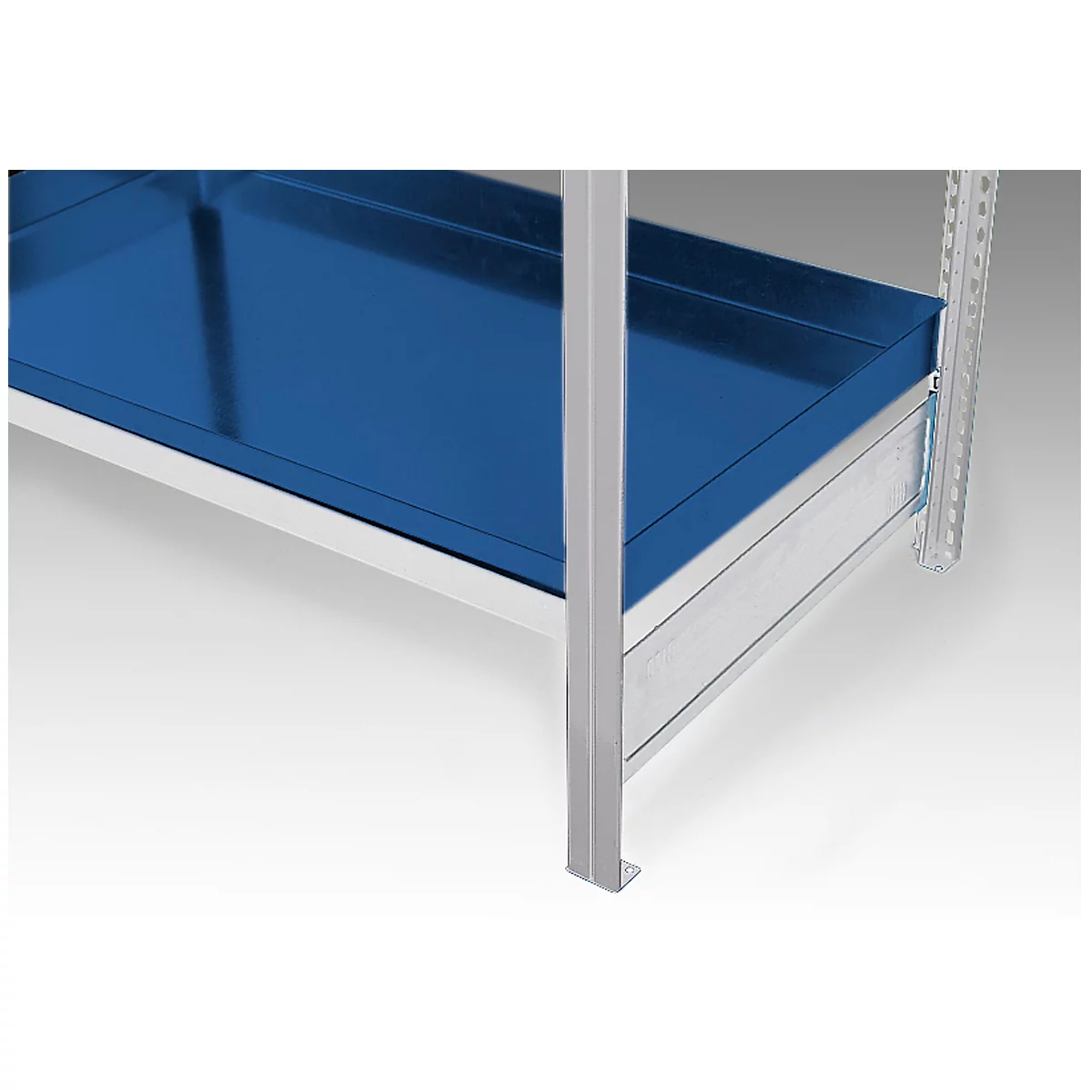 Close-up van een plank met een blauwe plank en zilveren metalen steunen.