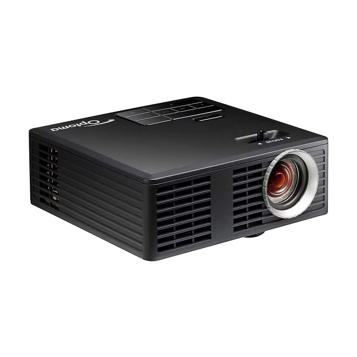 Projecteur Optoma noir, vue de face, détails de la mise au point et du logo. Sur fond blanc.