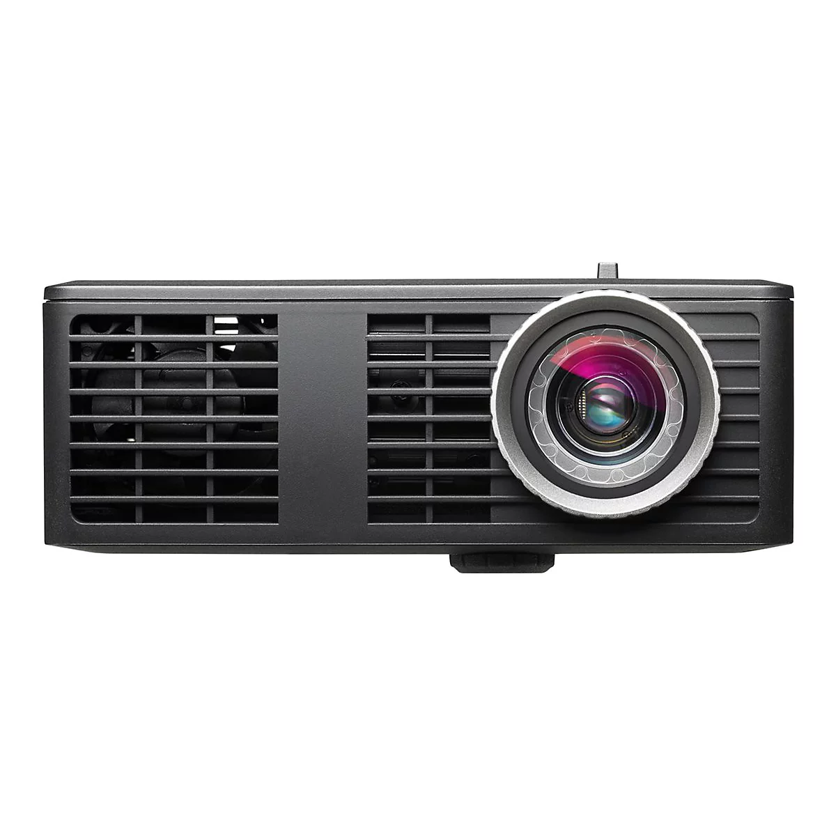 Un projecteur noir sur fond blanc. L'objectif a un bord argenté et reflète les couleurs. Il y a une grille de ventilation sur la gauche.