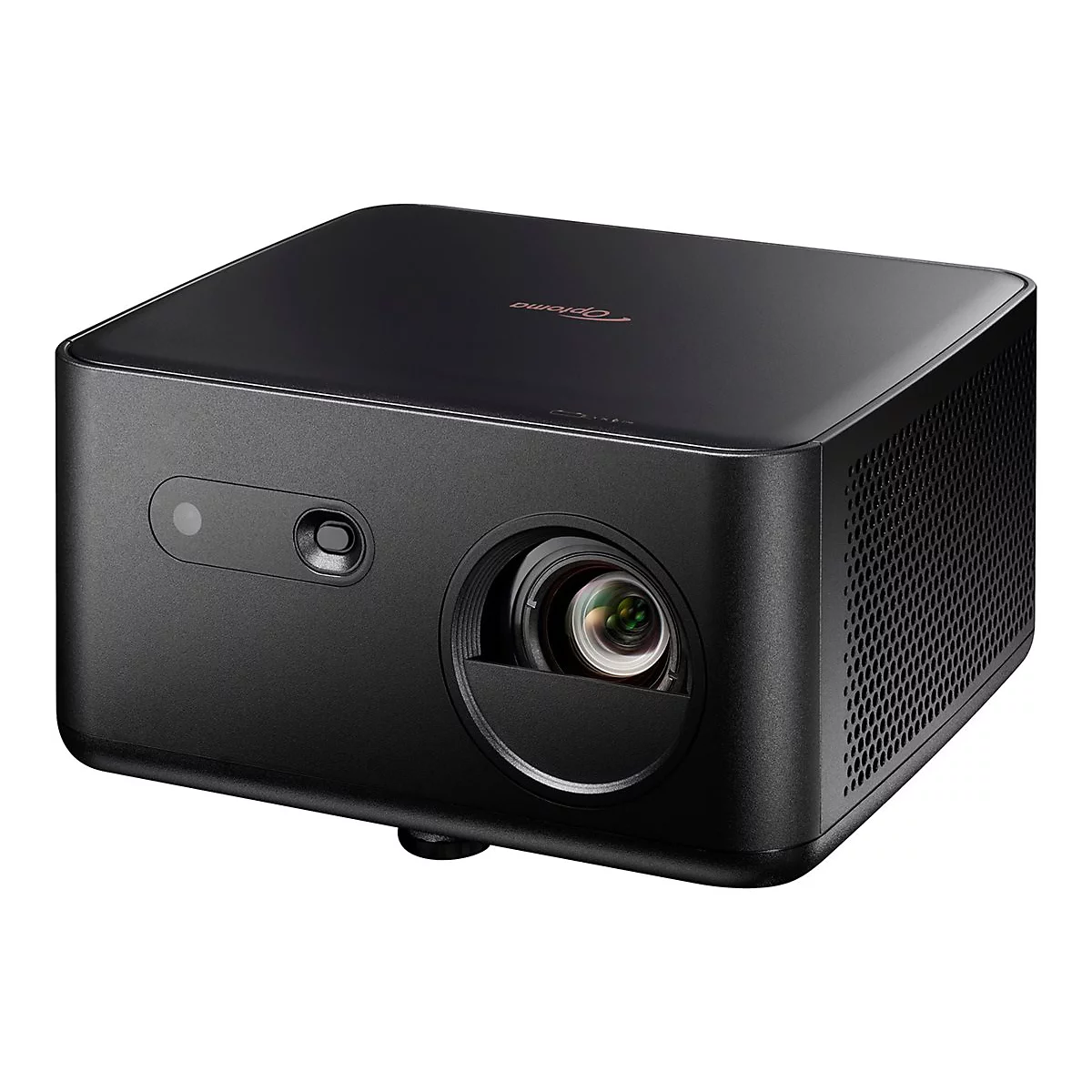 Projecteur noir avec logo Optoma. Objectif en focus, côté droit avec des évents.