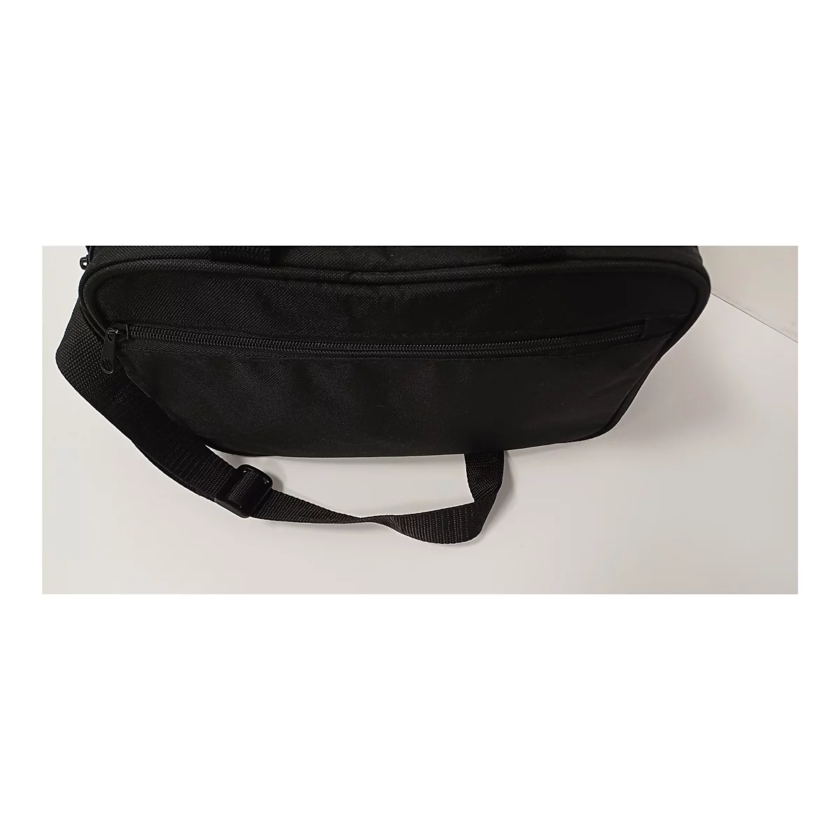 Sac à bandoulière noir rectangulaire avec fermeture éclair et bandoulière réglable.