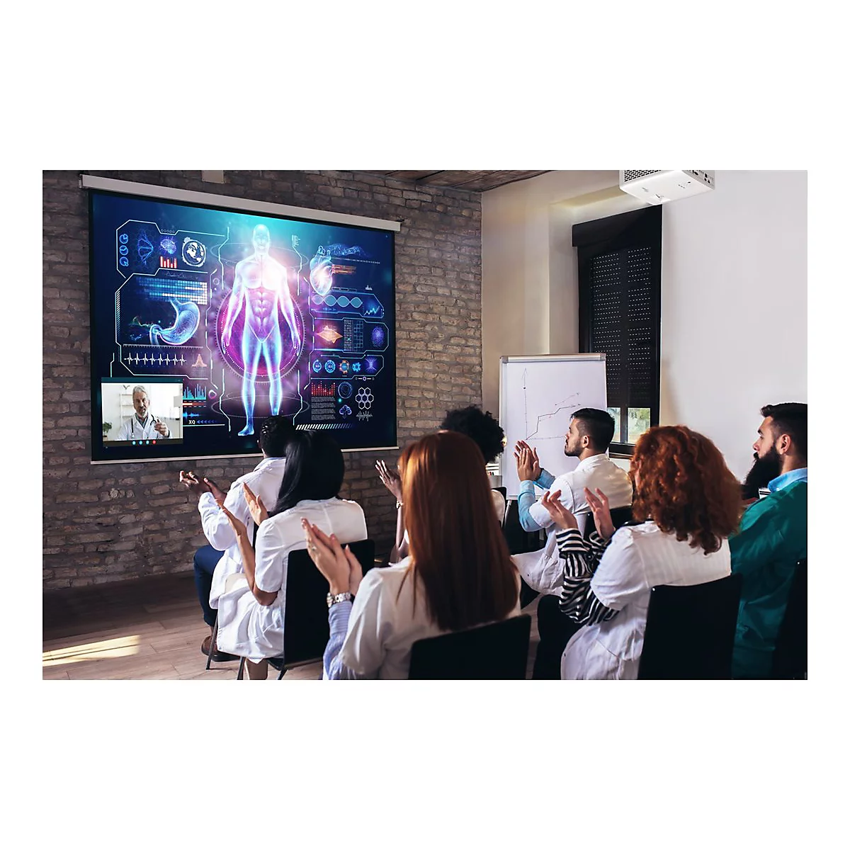 Gruppe von Ã„rzten klatscht in die HÃ¤nde. Auf der Leinwand ein virtuelles menschliches Skelett.