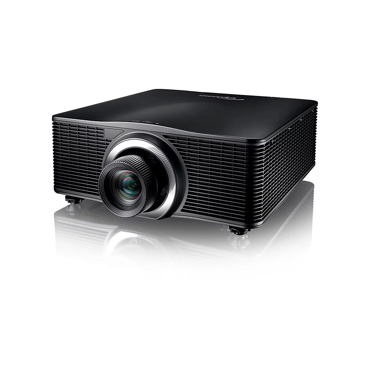 Schwarzer Projektor mit Objektiv und Lüftungsschlitzen, auf weißem Grund reflektierend. Optoma-Logo.