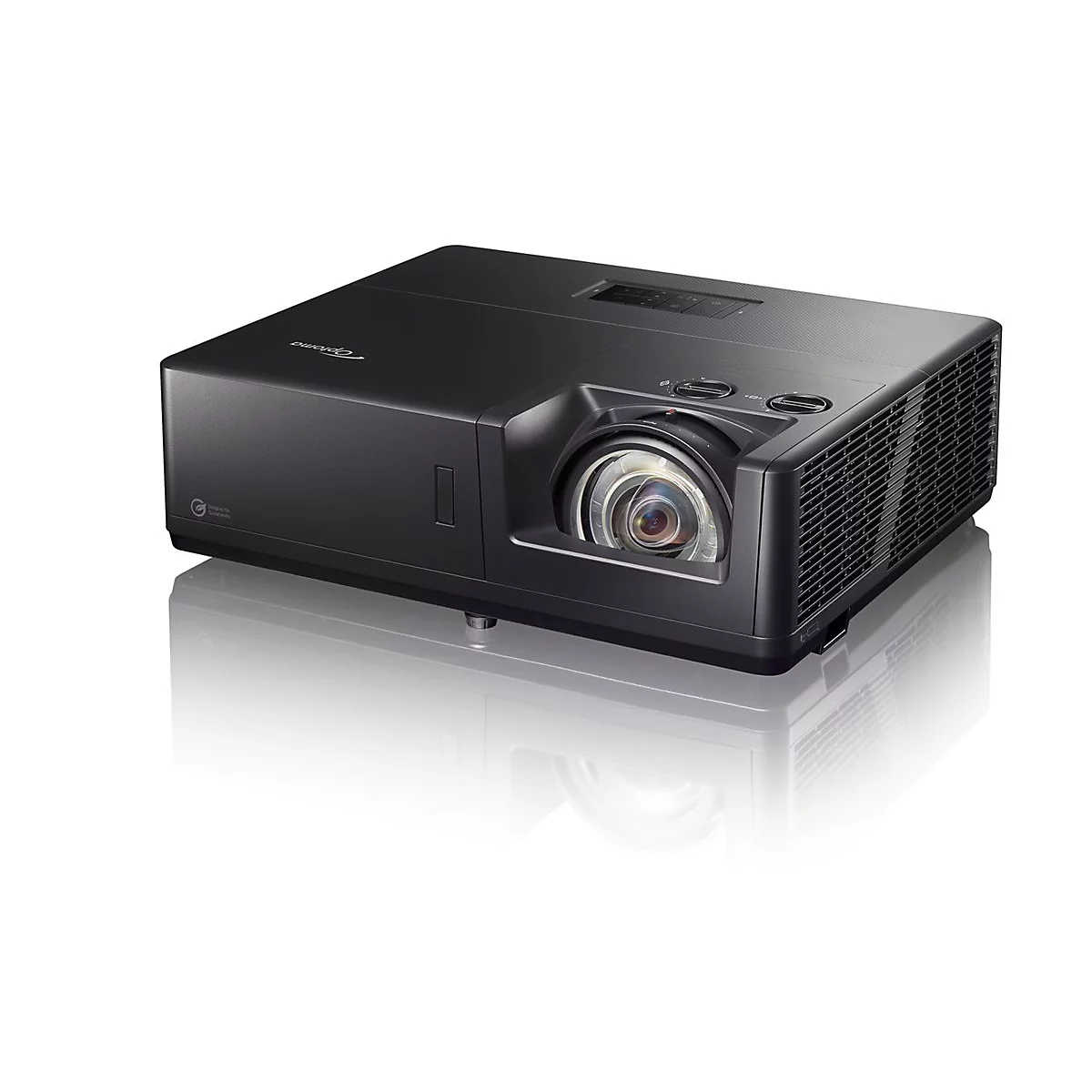 Schwarzer Projektor, Optoma, auf weißem Hintergrund. Objektiv, Lüfter und Bedienelemente sind zu sehen.