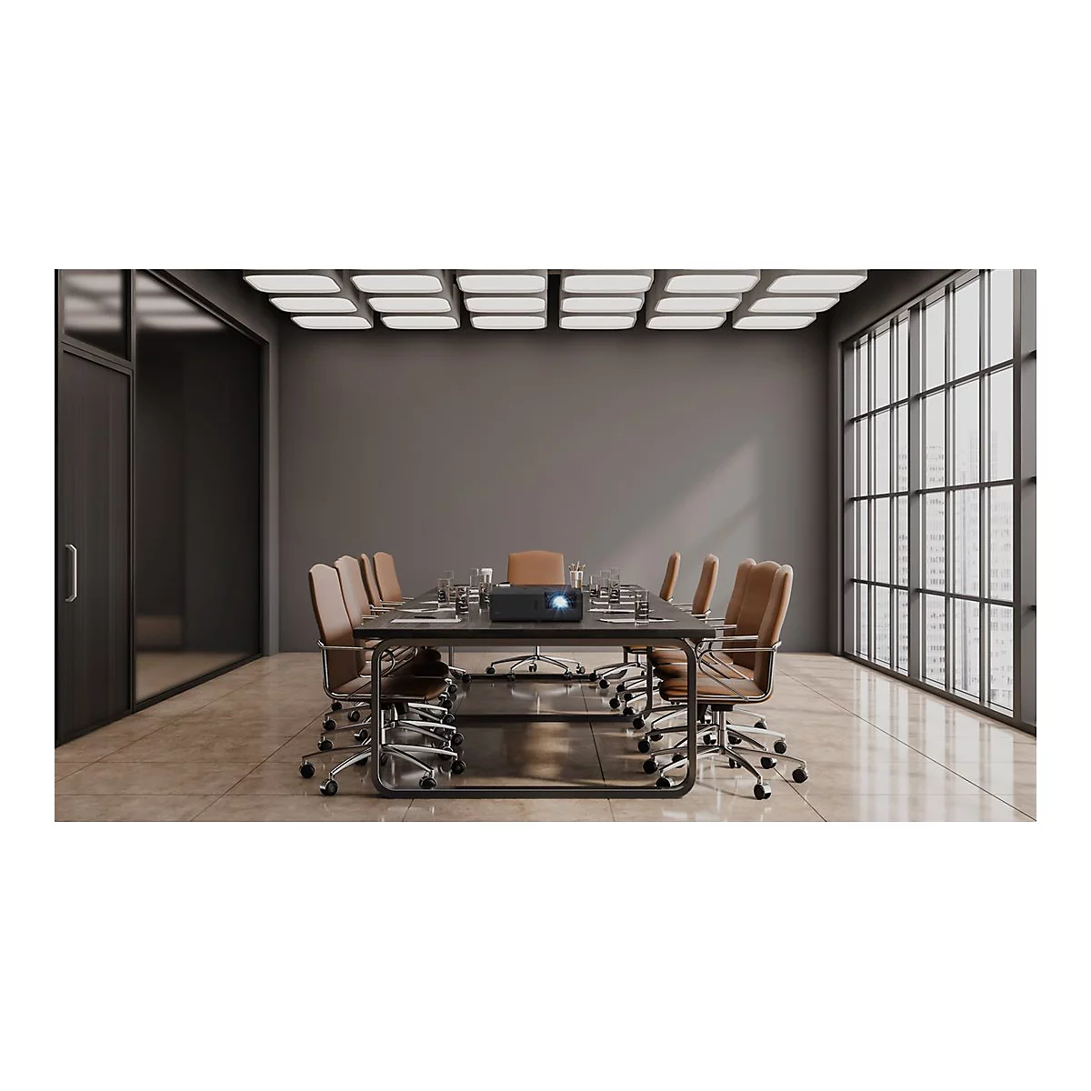 Konferenzraum mit Tisch, Stühlen und Projektor. Fenster mit Stadtblick, Deckenleuchten.