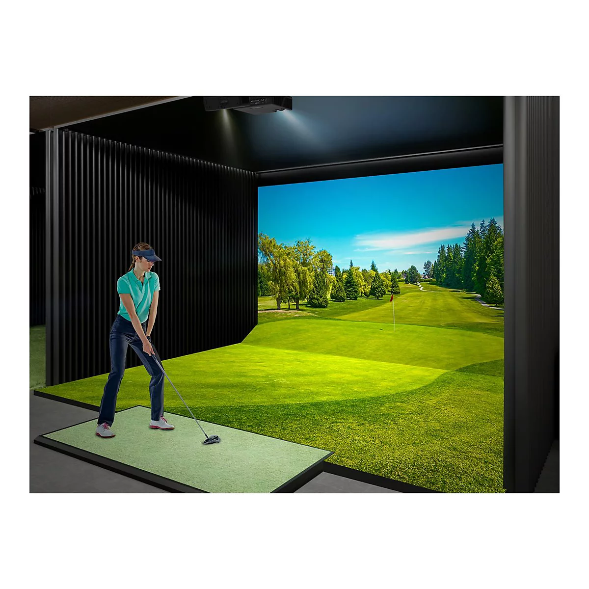 Golferin im Golfsimulator beim Abschlag, Hintergrund mit Golfplatz. Grüne Fläche, blaue Kappe und Shirt.