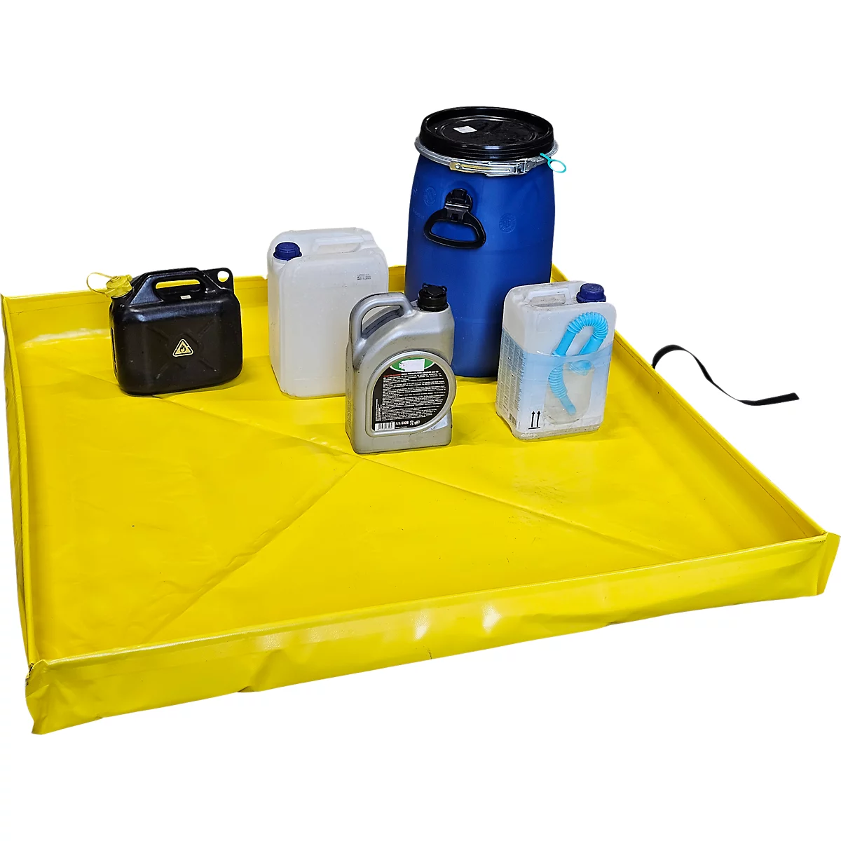 Gele opvangbak met diverse containers. Zwarte jerrycan, witte en grijze containers, blauwe vat en witte jerrycan.