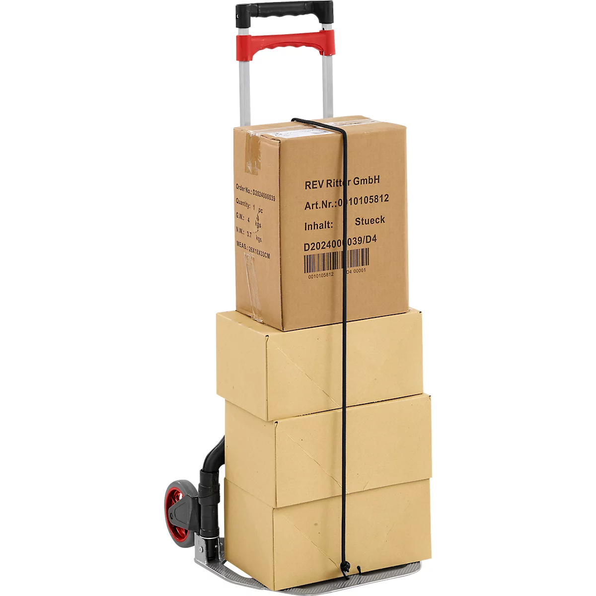 Een trolley met drie dozen en een zwarte rubberen band. De handgreep is rood en zwart.