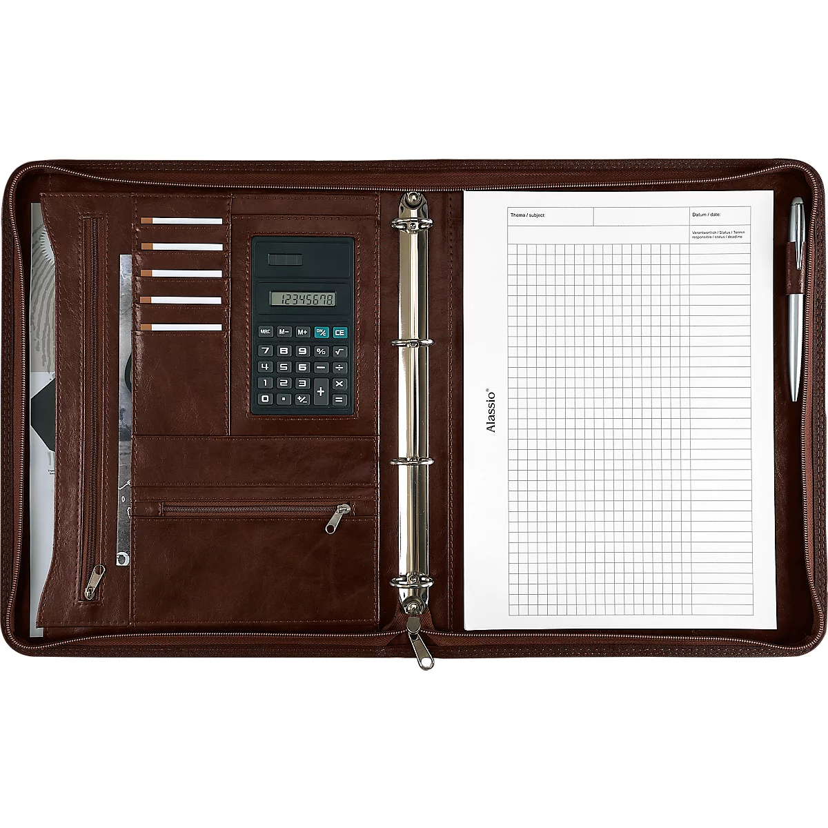 Porte-documents en cuir marron ouvert avec anneaux de reliure, calculatrice, stylo et bloc-notes.