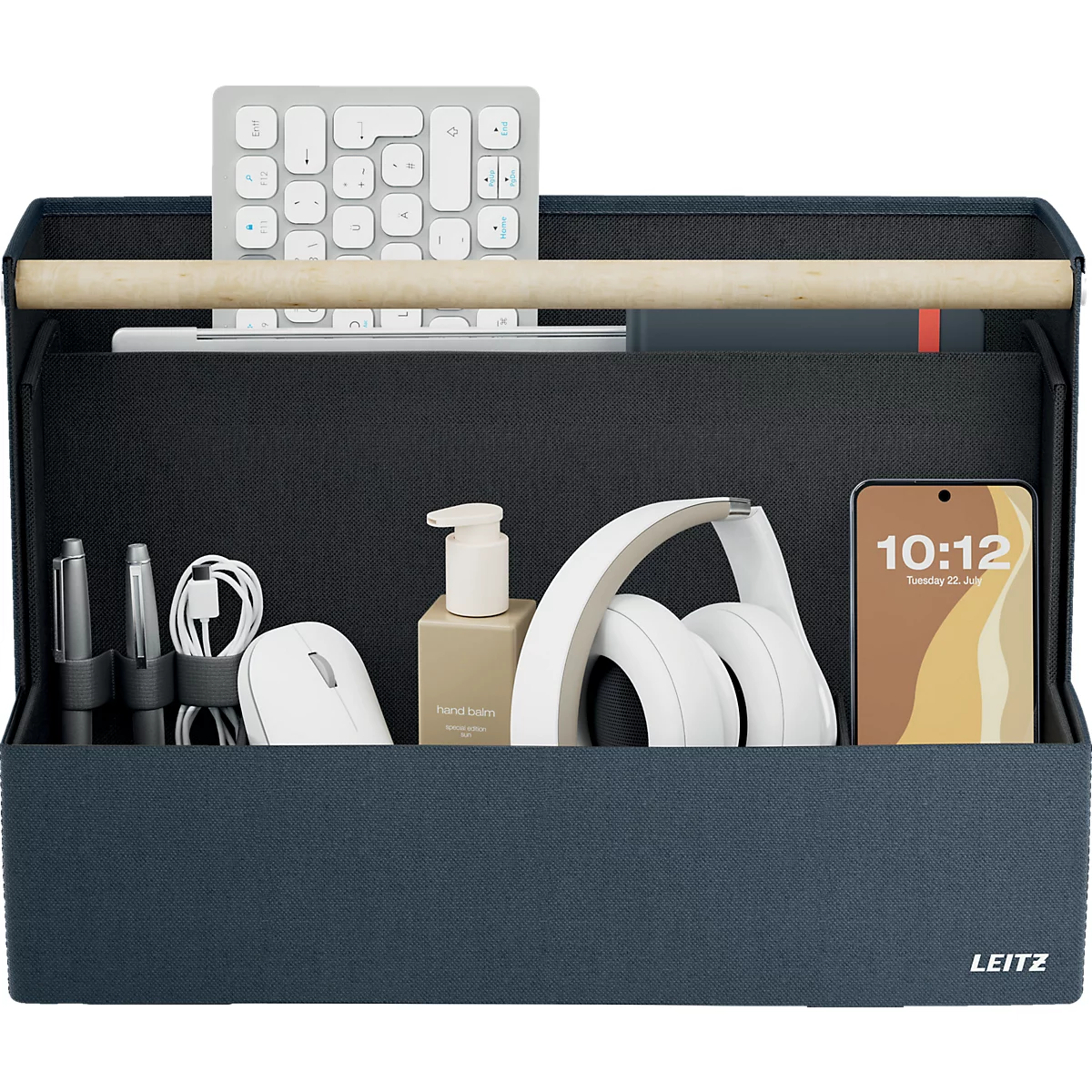 Boîte de rangement noire Leitz avec poignée en bois sur un bureau avec un ordinateur portable et une lampe.