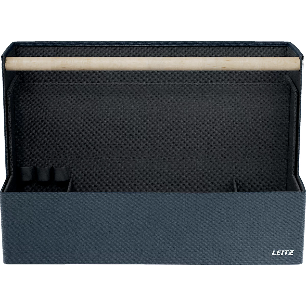 Une femme sort une boîte de rangement bleu foncé avec poignée en bois d'une étagère de bureau moderne.