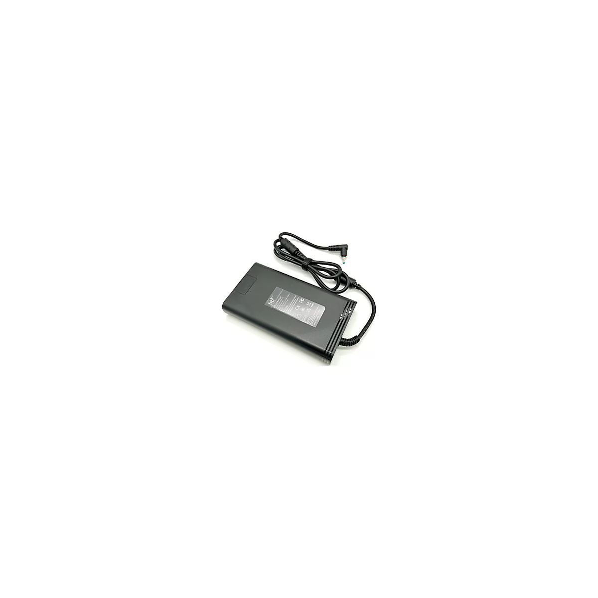 Schwarzes Laptop-Netzteil mit Kabel. Aufkleber mit Text auf der Oberseite.