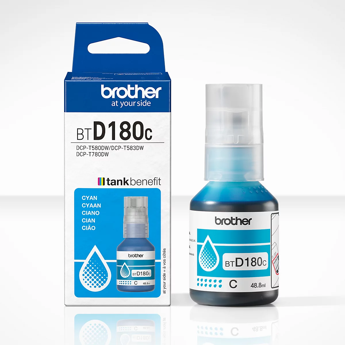 Blaue Brother-Tinte BTD180c mit Verpackung. Auf der Flasche steht 'C', '48.8'.