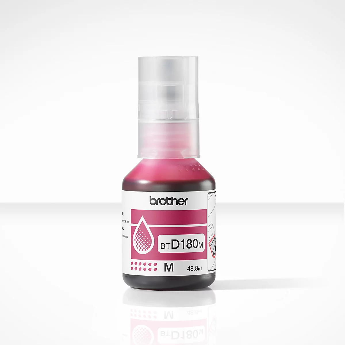 Eine Flasche magenta Brother Tinte auf weißem Hintergrund. Aufschrift: Brother, BT D180M, 48,8 ml.