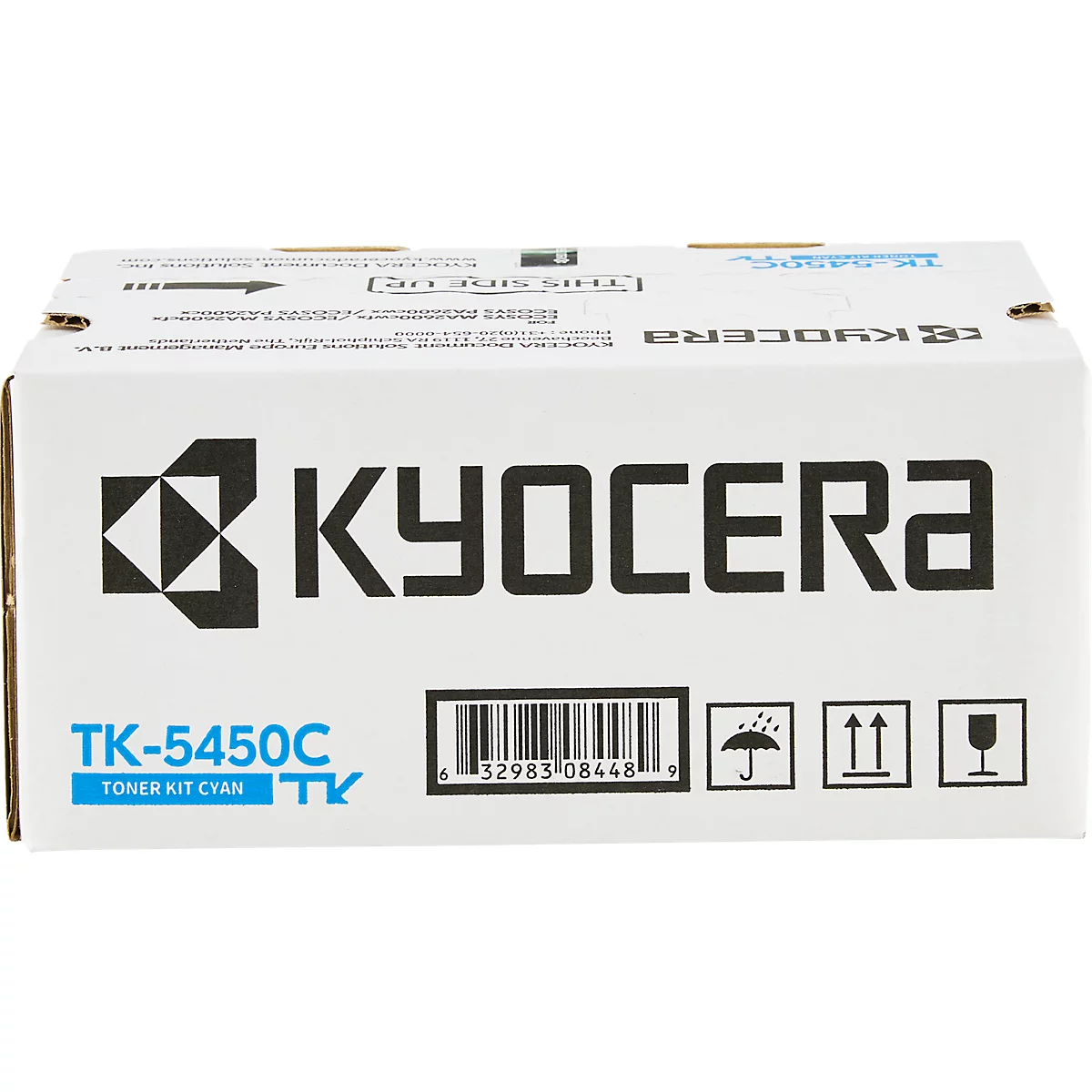 Karton mit Kyocera-Tonerkartusche. Aufschrift: TK-5450C, Toner Kit Cyan. Mit Barcode und Symbolen.