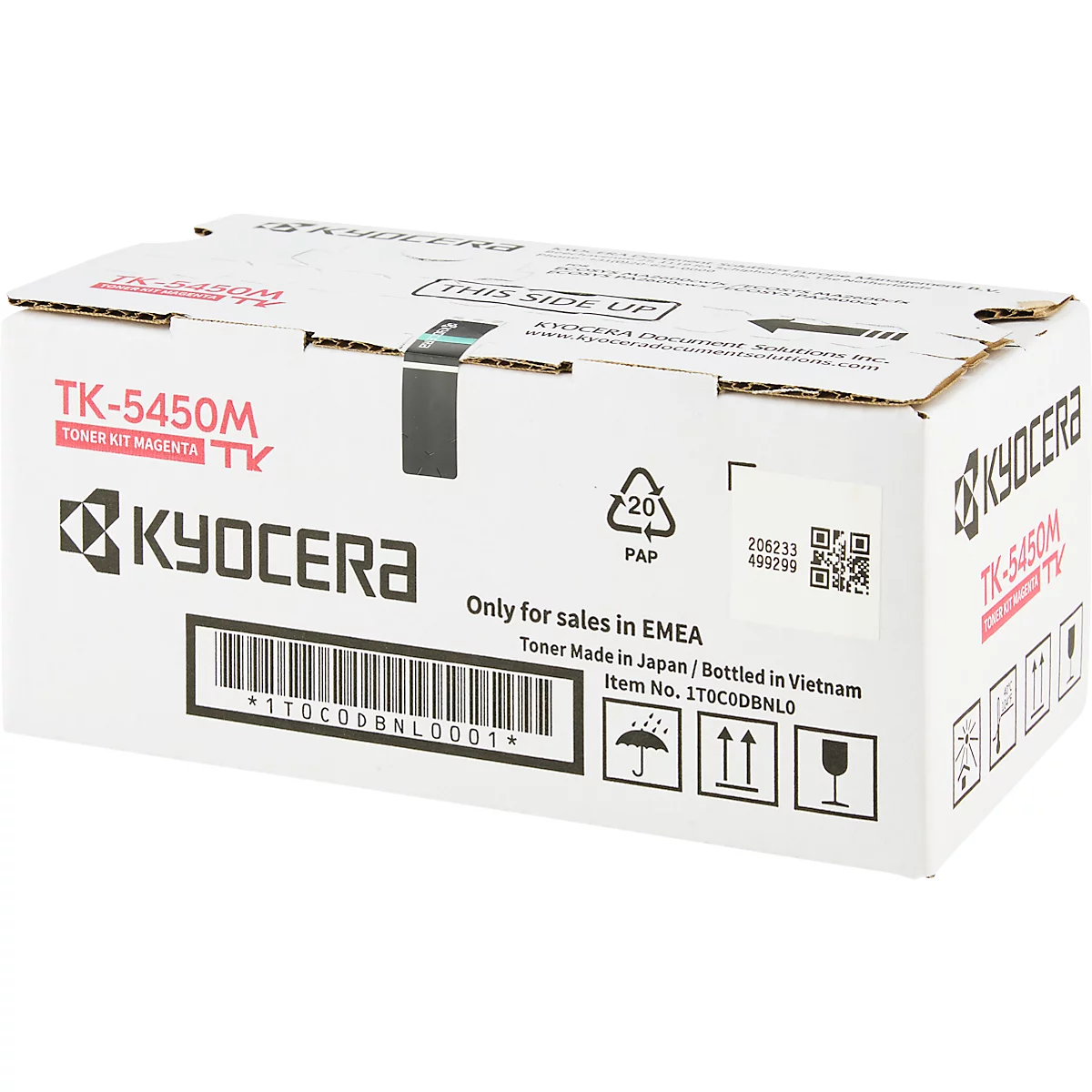 Weiße Kartonverpackung mit rotem Aufdruck für Kyocera Toner. Auf der Verpackung befinden sich Barcode, Produktbezeichnung, Markenlogo und Warnhinweise.