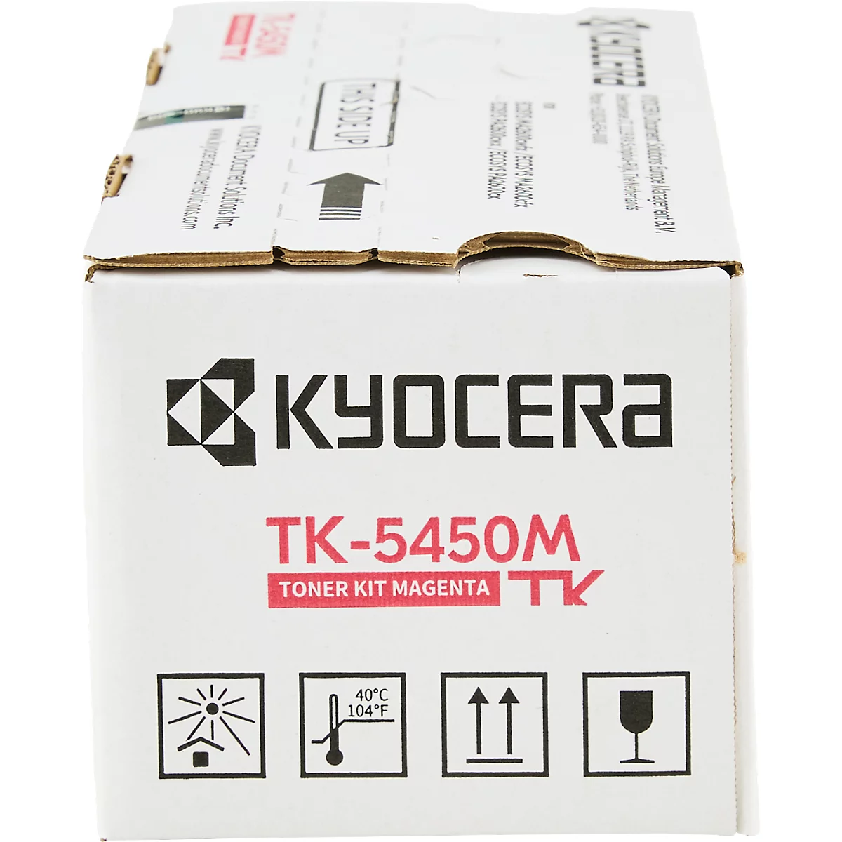 Karton mit Kyocera-Toner. Aufschrift: TK-5450M, Toner Kit Magenta, Symbole.