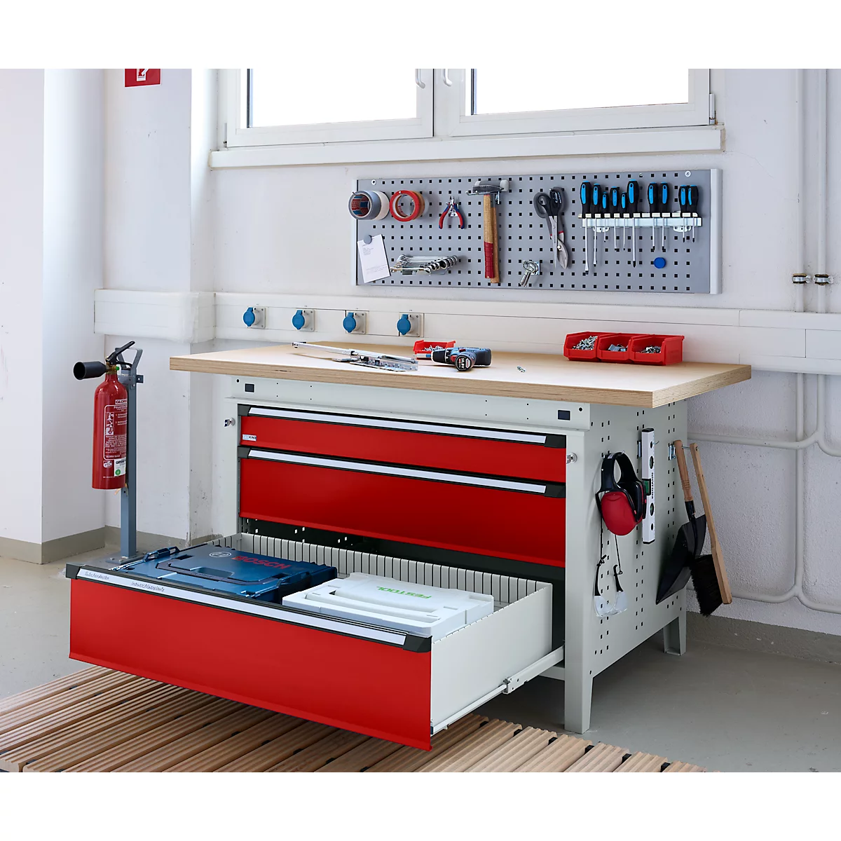Otto Kind Breitfachwerkbank Typ 405, Buche Multiplexplatte, bis 1.200 kg, B 1524 x T 750 x H 850 mm, Stahl, Zentralverschluss, lichtgrau/feuerrot