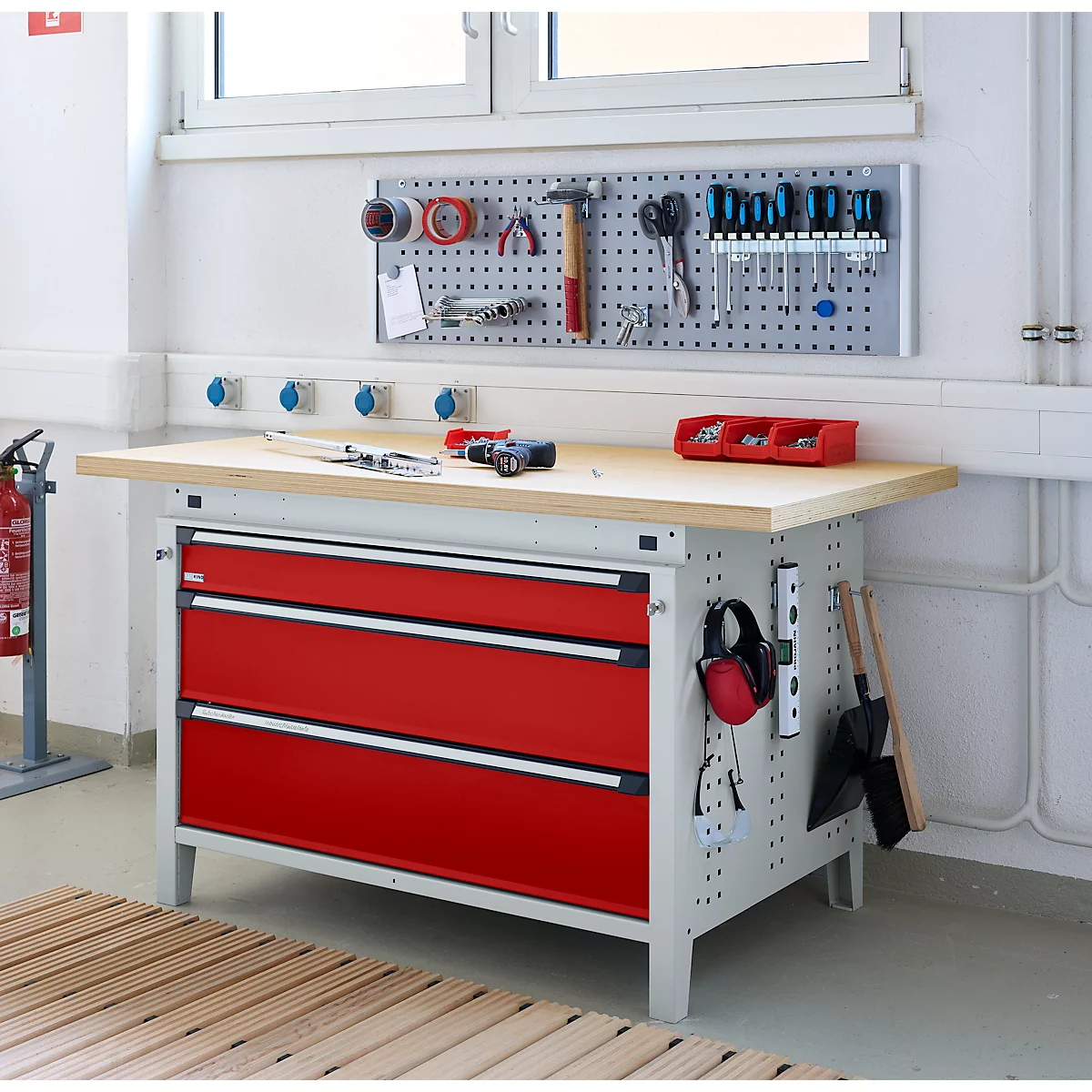 Otto Kind Breitfachwerkbank Typ 405, Buche Multiplexplatte, bis 1.200 kg, B 1524 x T 750 x H 850 mm, Stahl, Zentralverschluss, lichtgrau/feuerrot
