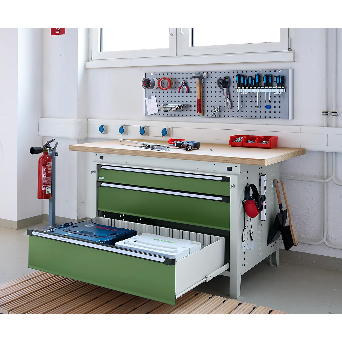 Otto Kind Breitfachwerkbank Typ 405, Buche Multiplexplatte, bis 1.200 kg, B 1524 x T 750 x H 850 mm, Stahl, Zentralverschluss, lichtgrau/resedagrün