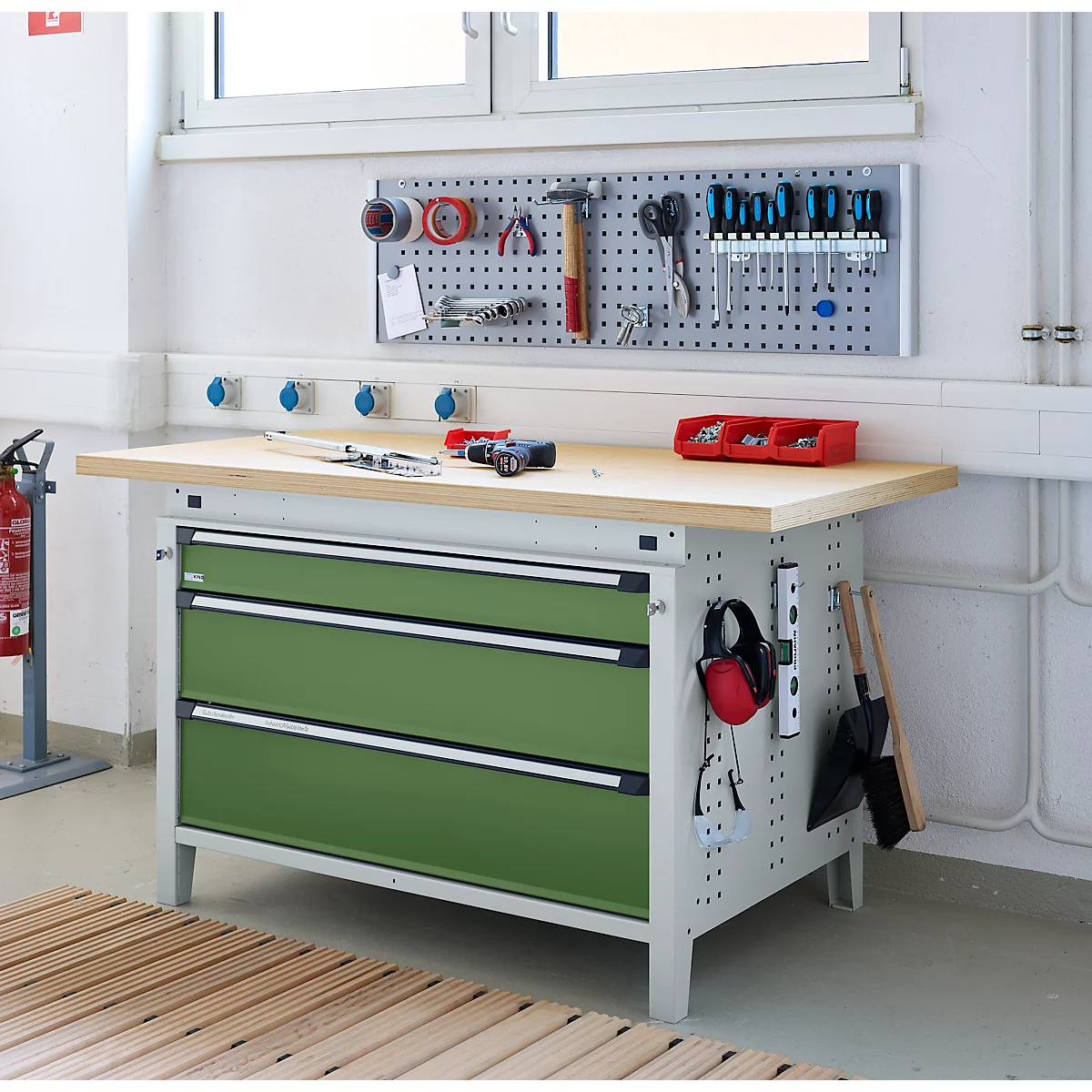 Otto Kind Breitfachwerkbank Typ 405, Buche Multiplexplatte, bis 1.200 kg, B 1524 x T 750 x H 850 mm, Stahl, Zentralverschluss, lichtgrau/resedagrün