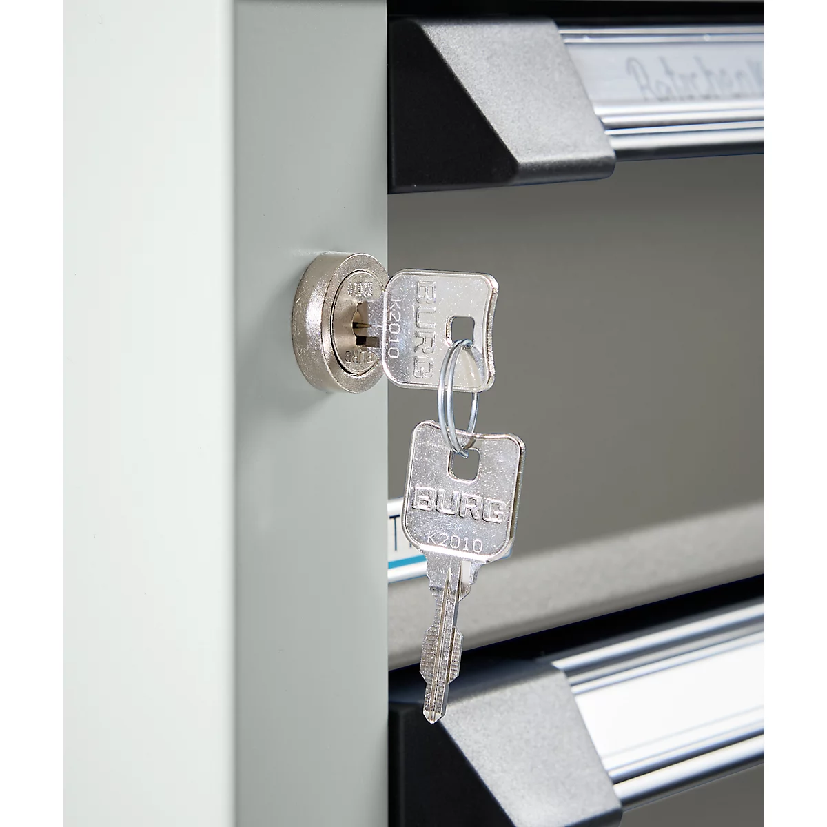 Otto Kind Breitfachwerkbank Typ 405, Buche Multiplexplatte, bis 1.200 kg, B 1524 x T 750 x H 850 mm, Stahl, Zentralverschluss, lichtgrau/staubgrau