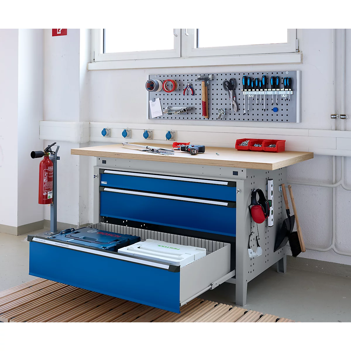 Otto Kind Breitfachwerkbank Typ 405, Buche Multiplexplatte, bis 1.200 kg, B 1524 x T 750 x H 850 mm, Stahl, Zentralverschluss, weißaluminium/enzianblau
