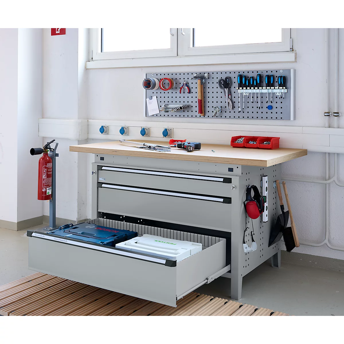 Otto Kind Breitfachwerkbank Typ 405, Buche Multiplexplatte, bis 1.200 kg, B 1524 x T 750 x H 850 mm, Stahl, Zentralverschluss, weißaluminium/weißaluminium