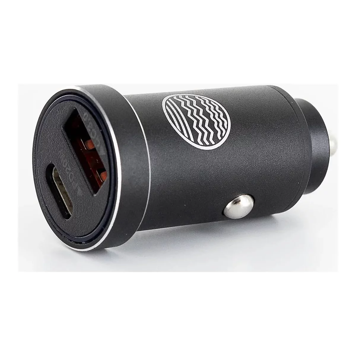 Schwarzes Ladegerät für das Auto mit USB- und USB-C-Anschluss, silberner Rand, weißes Logo.