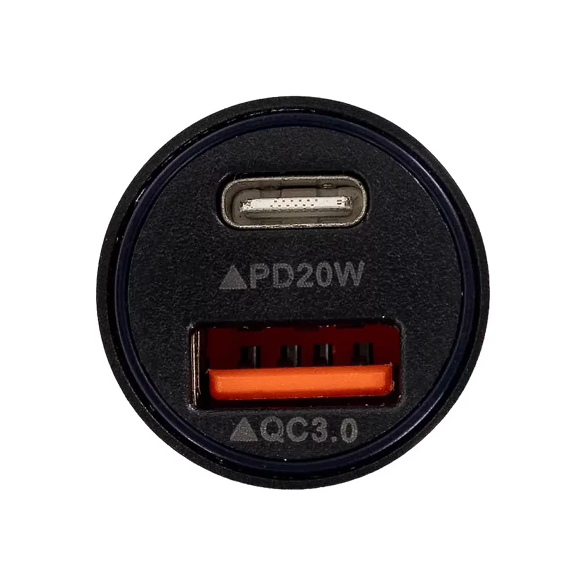 Nahaufnahme eines schwarzen Kfz-Ladegeräts mit USB-C- und USB-A-Anschlüssen. Aufschrift: APD20W, QC3.0. Der USB-A-Anschluss ist orange.