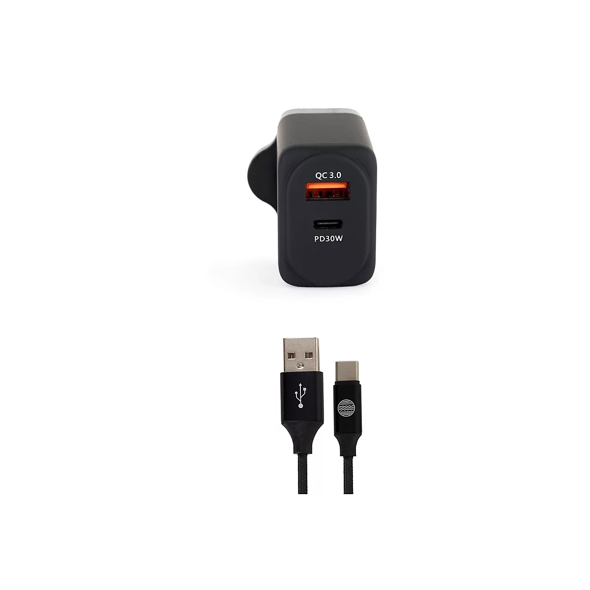 Schwarzes Ladegerät und Ladekabel auf weißem Hintergrund. Das Ladegerät hat einen QC 3.0 und PD30W Anschluss. Das Kabel hat einen USB- und einen USB-C-Anschluss.