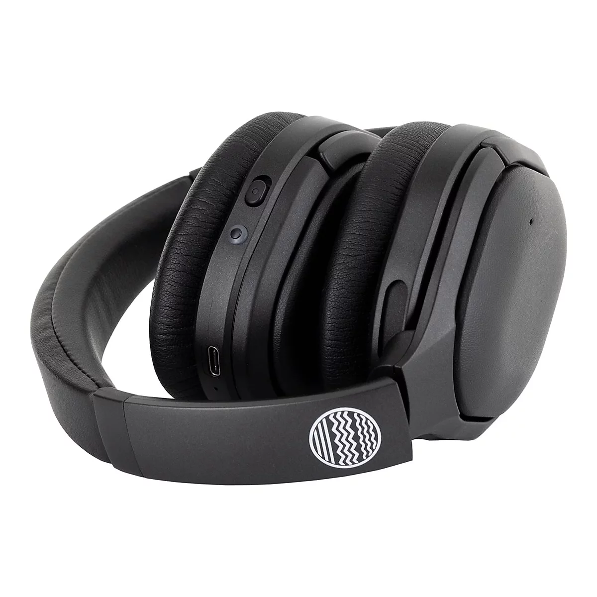 Schwarzer Over-Ear-Kopfhörer, Detailansicht. Der Bügel trägt ein weißes Logo.