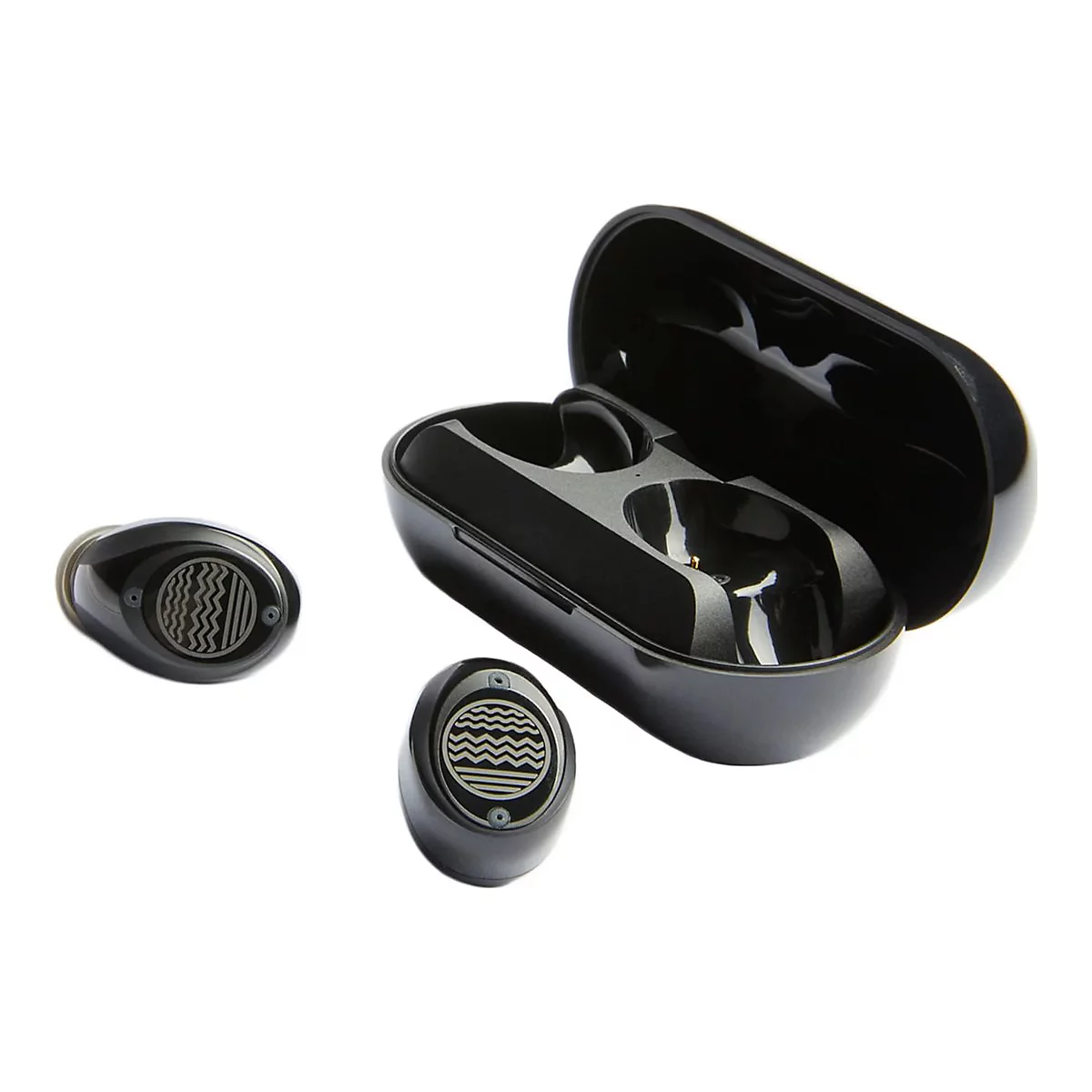 Schwarze kabellose Ohrhörer mit Ladecase, vor weißem Hintergrund. Zwei Ohrhörer liegen neben dem offenen Case.