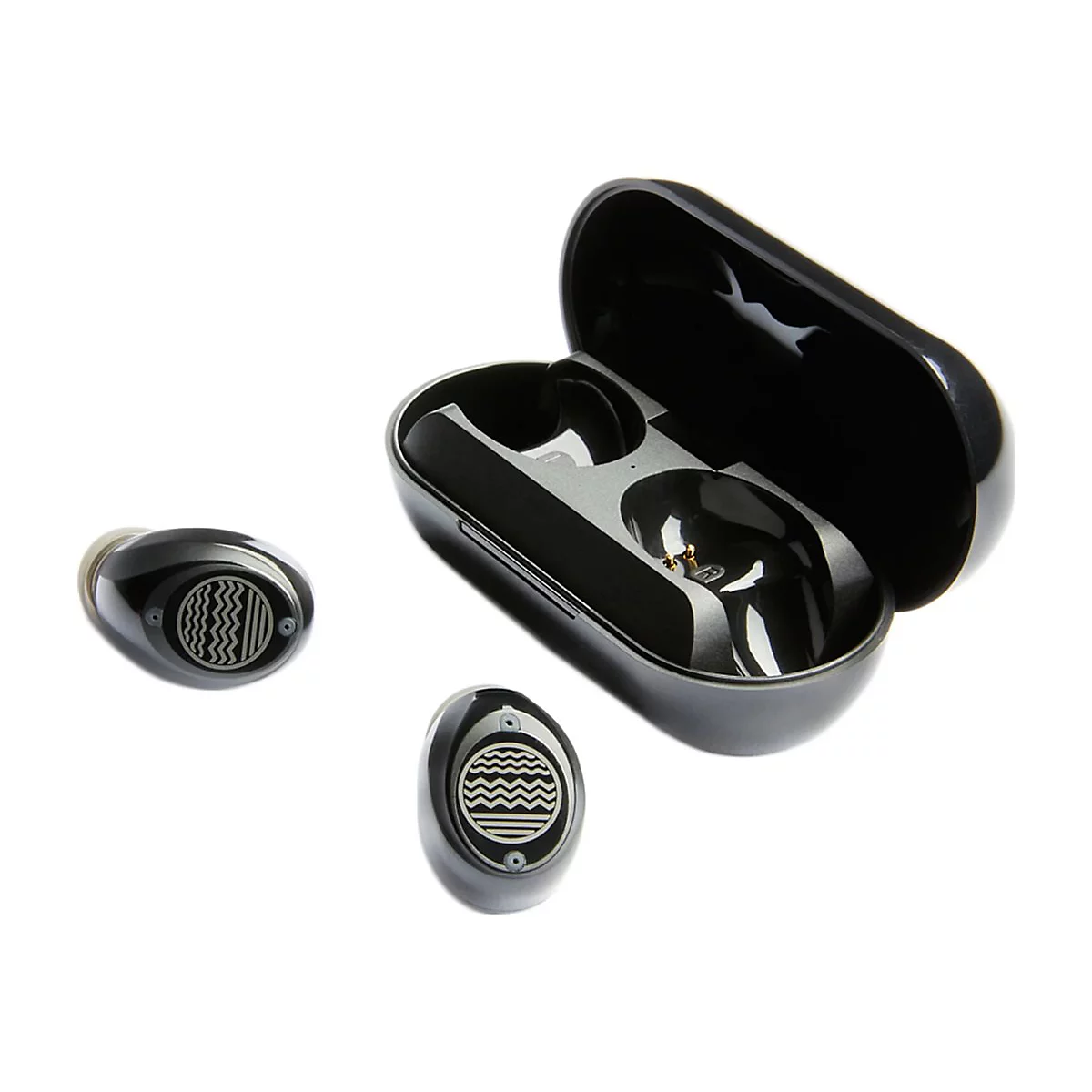 Schwarze kabellose Ohrhörer mit Ladecase auf weißem Hintergrund.