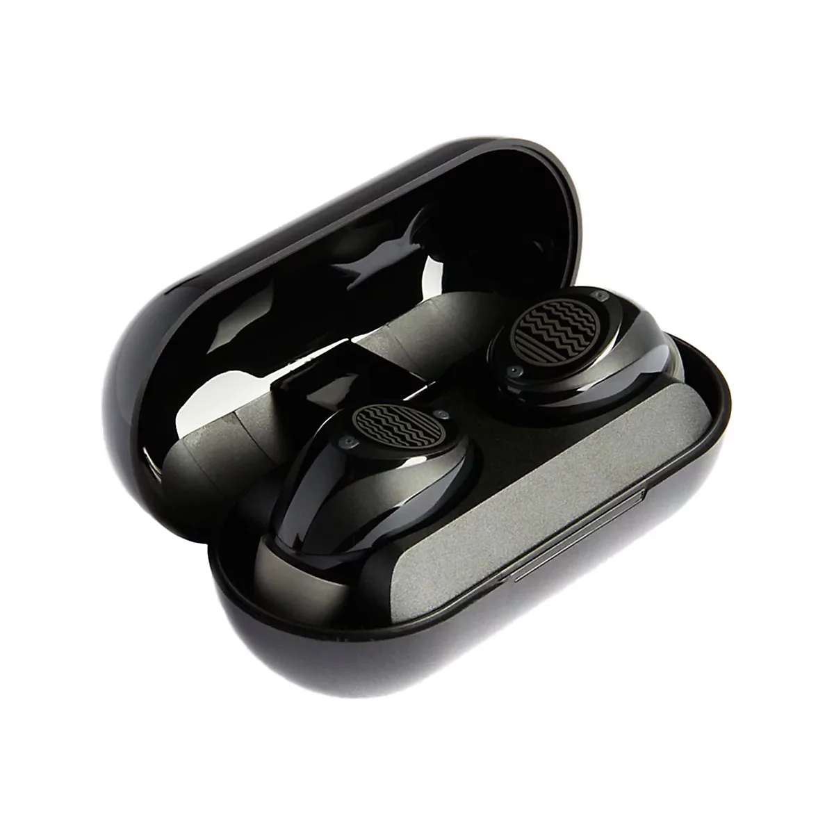 Schwarze kabellose Ohrhörer liegen in einer offenen, schwarzen Ladeschale auf weißem Grund.