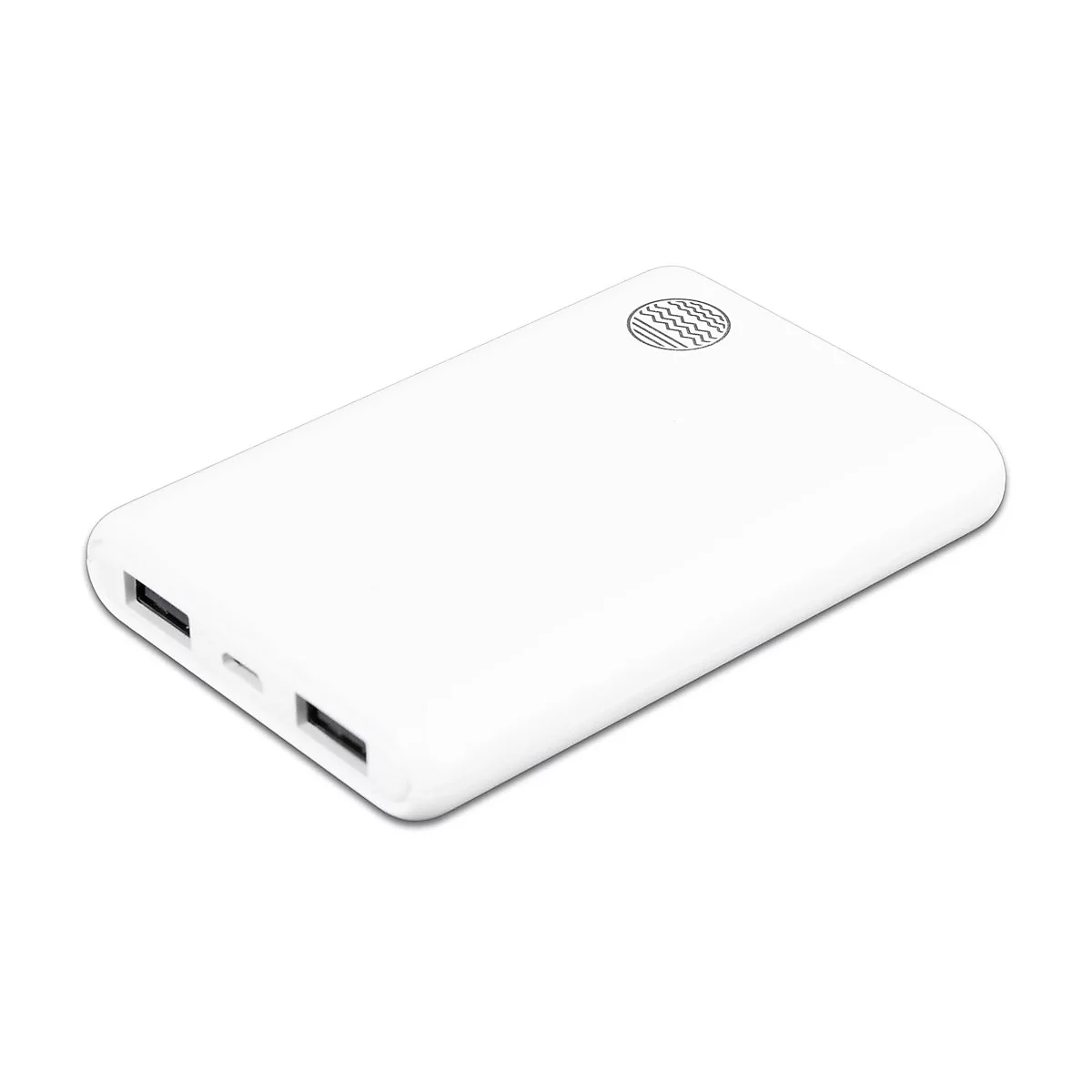 Weisse Powerbank mit zwei USB-Anschlüssen und einem Logo. Abgerundete Kanten.