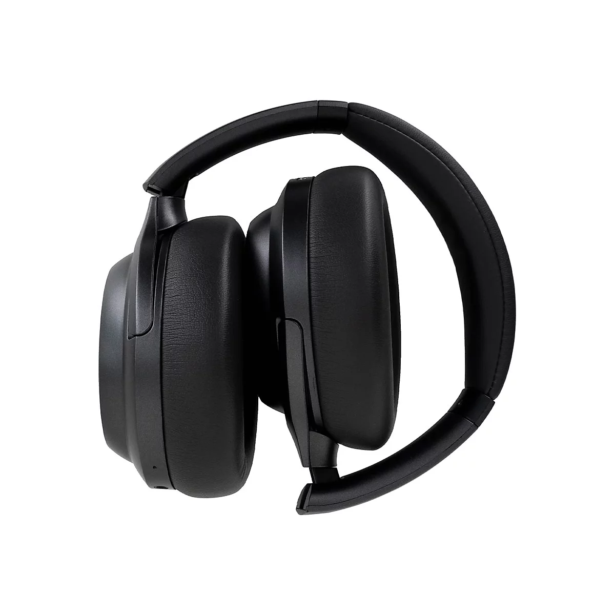 Schwarzer Over-Ear-Kopfhörer, zusammengeklappt, vor weißem Hintergrund. Ohrmuscheln und Kopfbügel sind sichtbar.