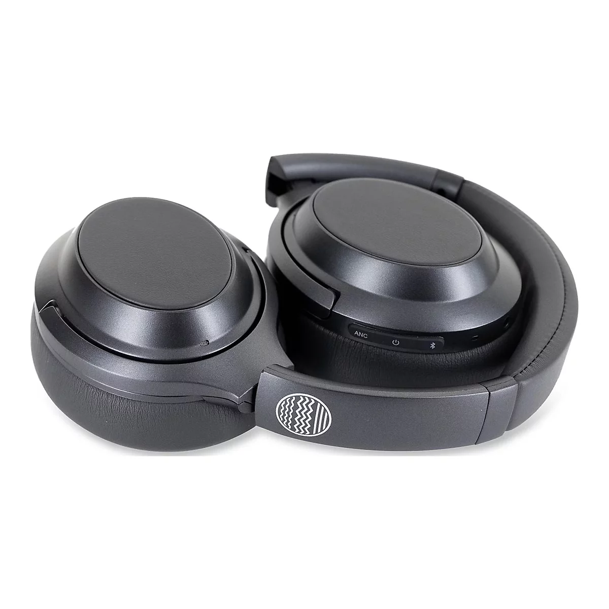Dunkelgrauer Kopfhörer, gefaltet. Mit ANC-, Bluetooth- und Power-Knopf. Logo auf dem Bügel.