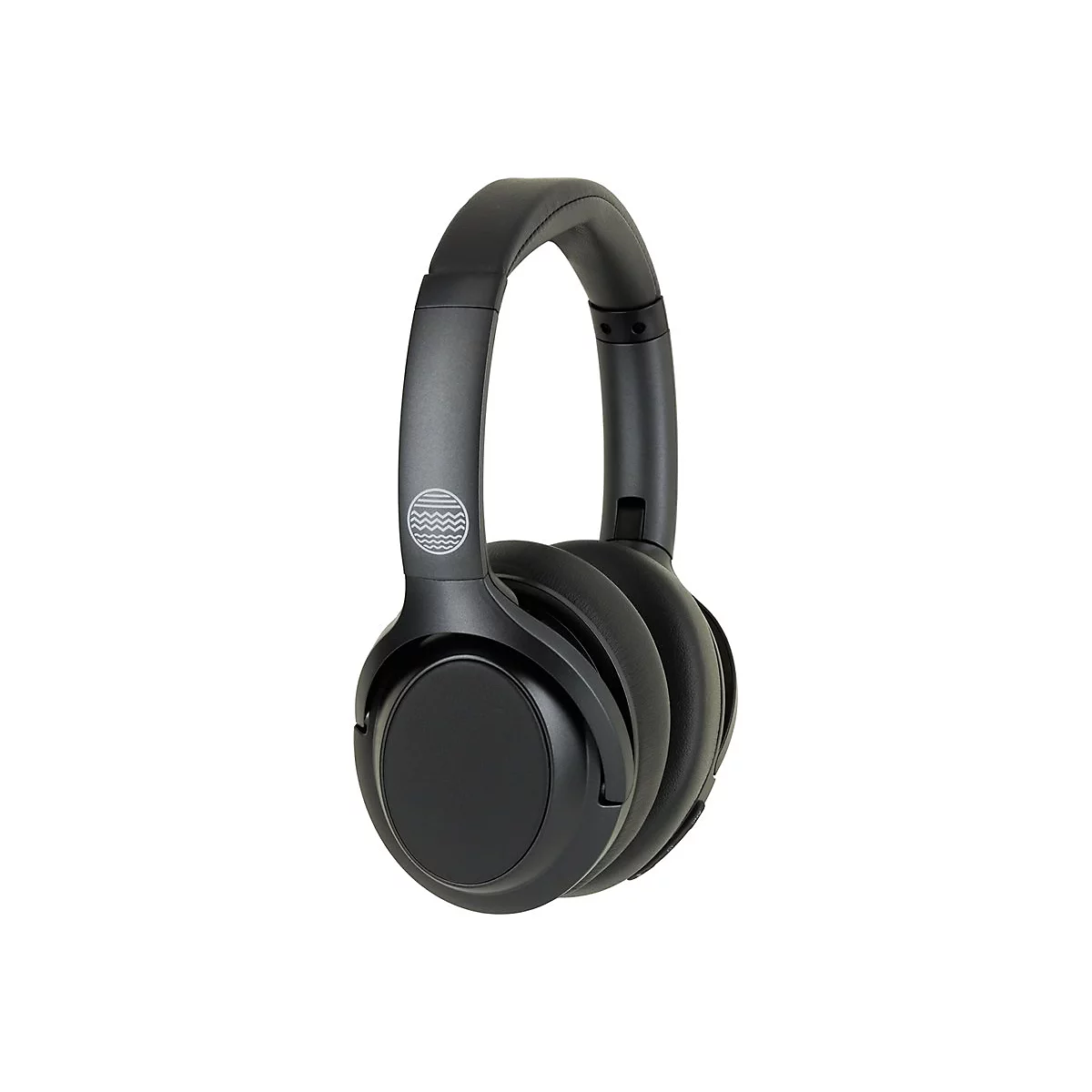 Schwarzer Over-Ear-Kopfhörer vor weißem Hintergrund. Auf der Ohrmuschel ein Logo aus Wellen.