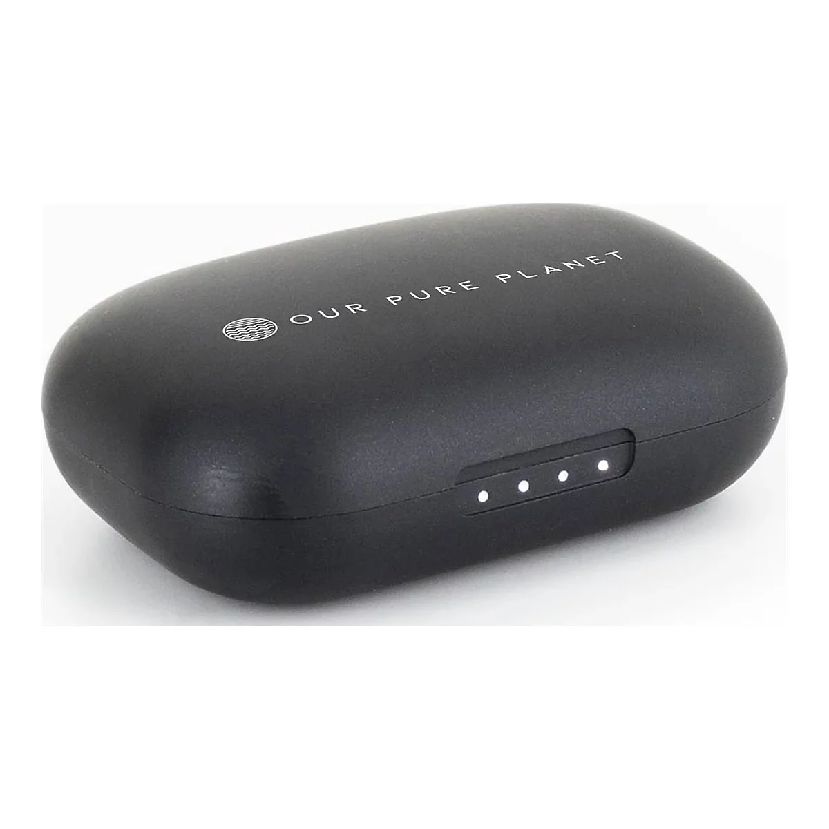 Schwarzes Ladecase für Ohrhörer, mit weißem Logo und Schriftzug 'OUR PURE PLANET'. Vier kleine Lichter zeigen den Ladestand an.