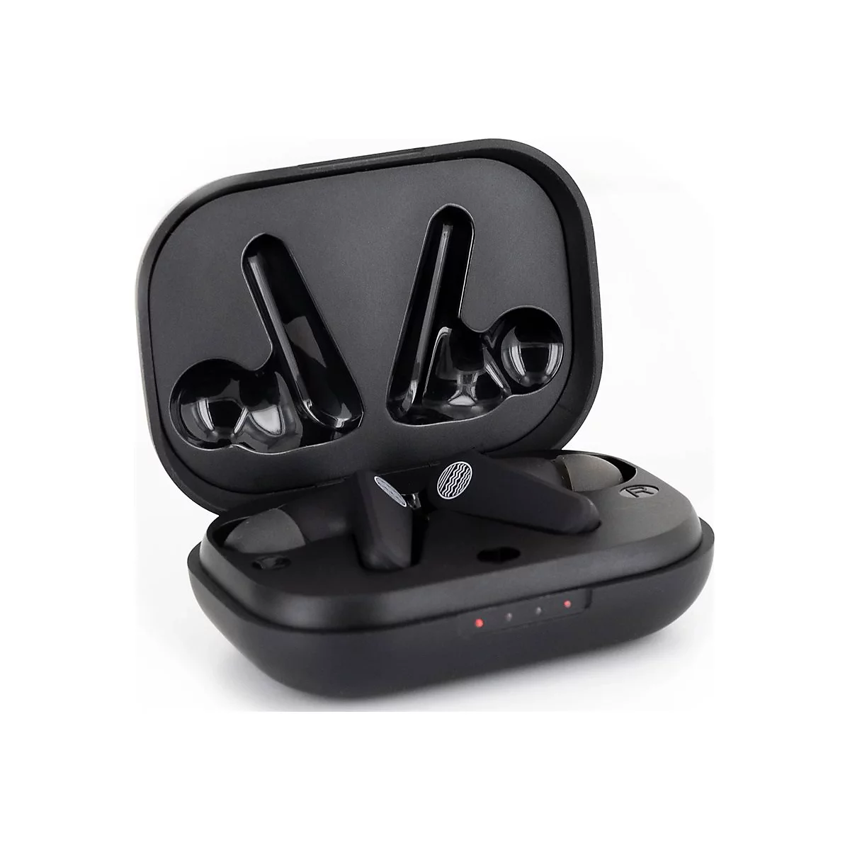 Schwarze kabellose Ohrhörer in geöffneter Ladeschale. Drei rote LED-Leuchten auf der Unterseite zeigen den Ladezustand an.