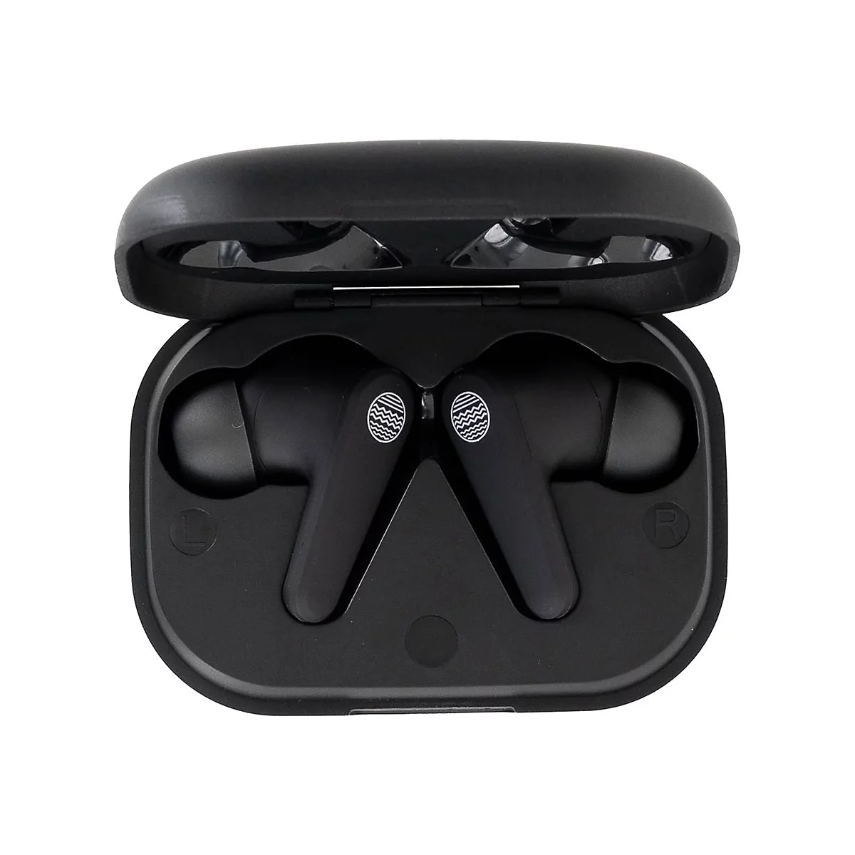 Schwarze kabellose Ohrhörer in einer offenen Ladebox. Beide Ohrhörer sind mit einem weißen Wellenmuster verziert.