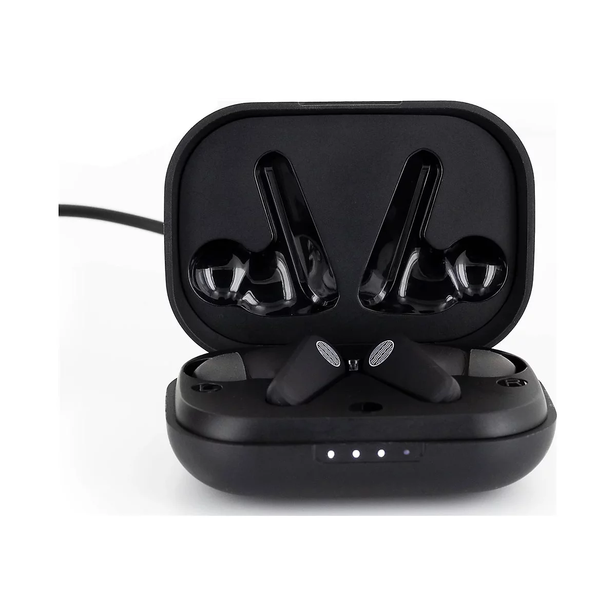 Schwarze kabellose Ohrhörer in Ladebox. Die Box ist geöffnet; Ohrhörer liegen in und auf der Box.