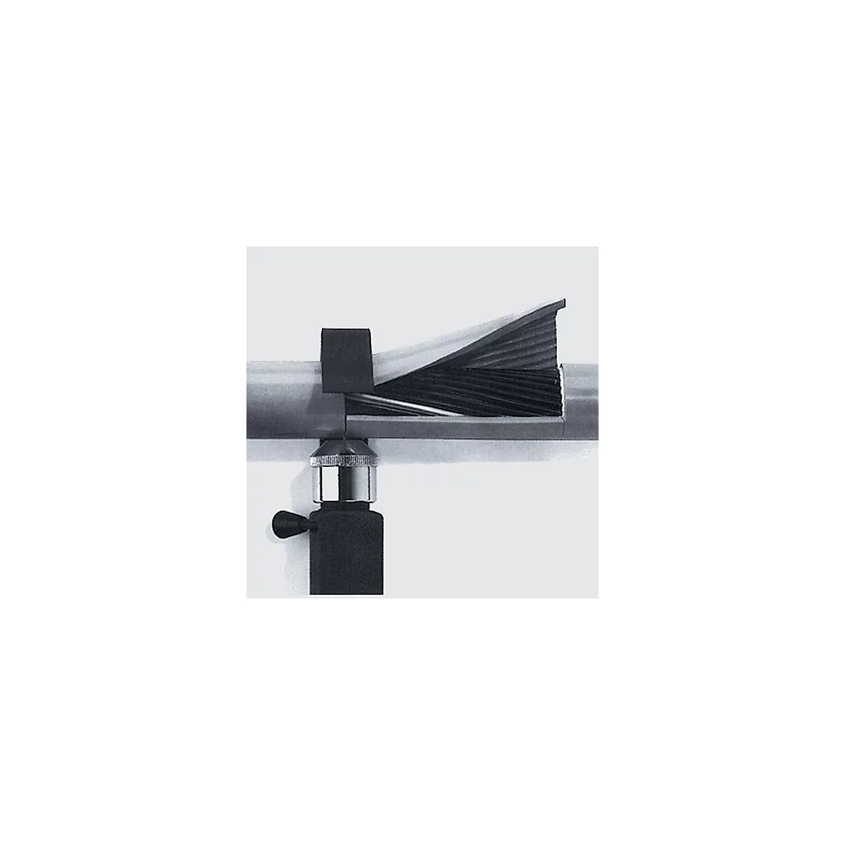 Câble métallique dans un support: Le câble métallique noir-gris est maintenu par des supports et dépasse d'un tube métallique.