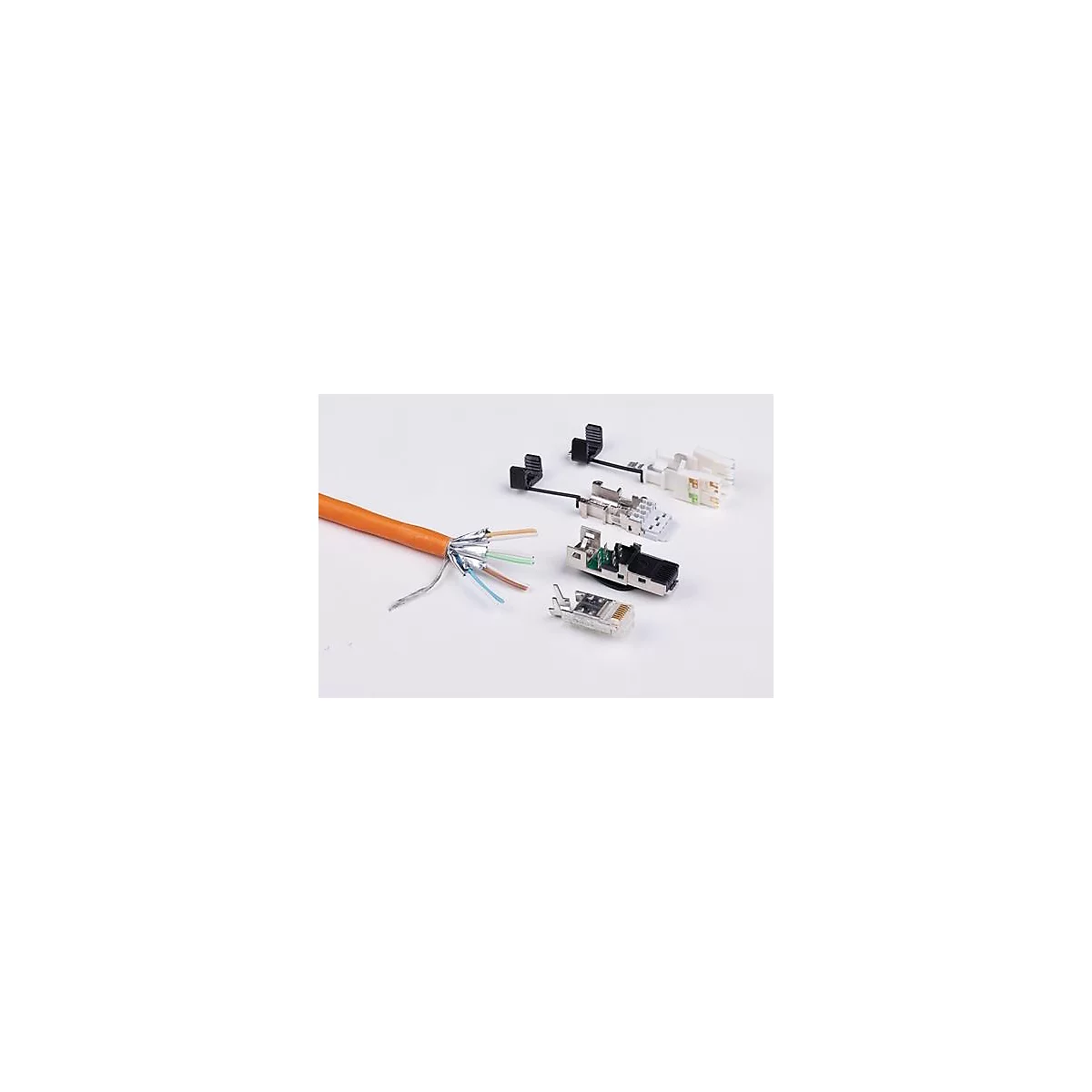 Un câble réseau orange et divers connecteurs réseau sur fond blanc.