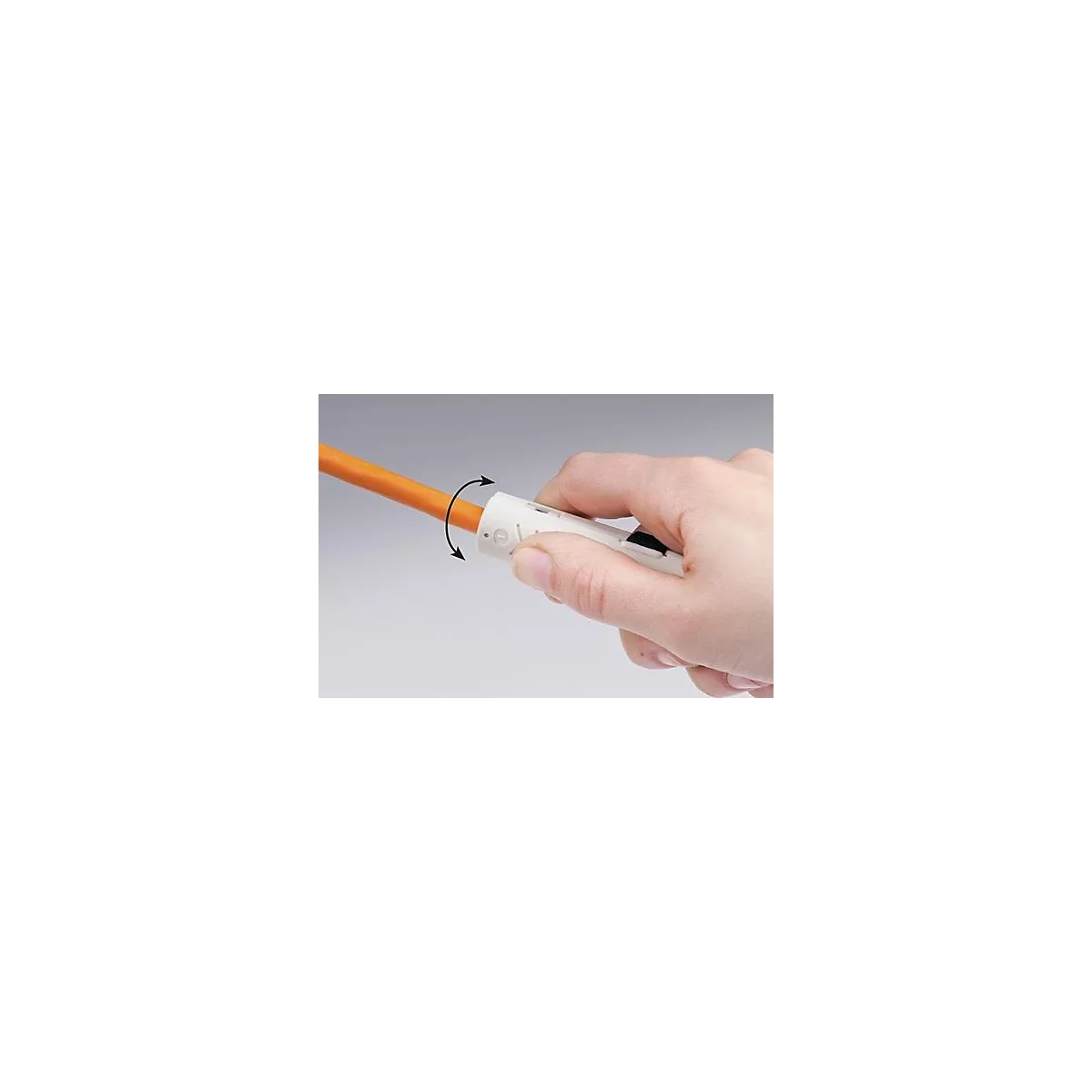 Une main tient un outil blanc qui tourne autour d'un câble orange. Des flèches indiquent le sens de rotation.